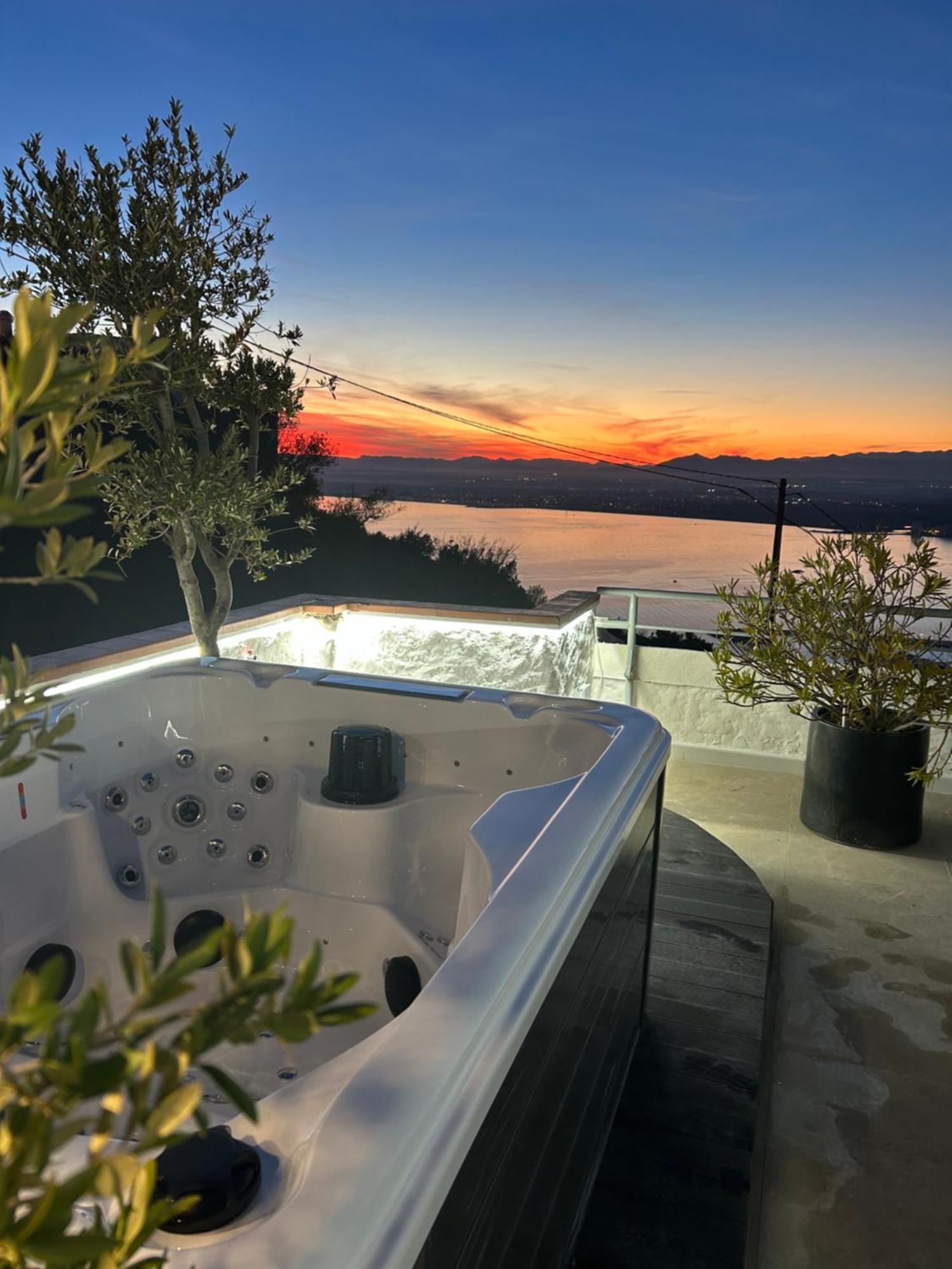 Appartement Duplex Rosas Avec Terrasse Magnifique Jacuzzi Vue Mer エクステリア 写真